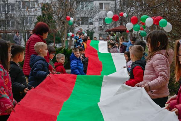 По повод 3 март възпитаници на столична детска градина направиха 30-метрово българско знаме