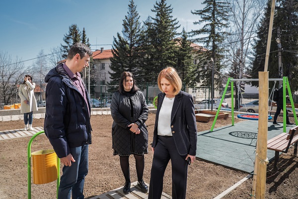 Кметът Фандъкова провери новоизградената детска градина в с. Бистрица