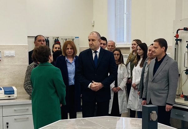 Кметът Фандъкова връчи плакет на ректора на ХТМУ по повод 70-годишнина от създаването на Университета