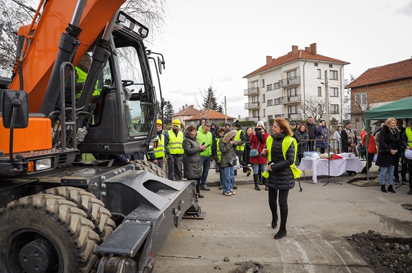 Фандъкова: Започваме изграждането на 20 км канализация в Нови Искър