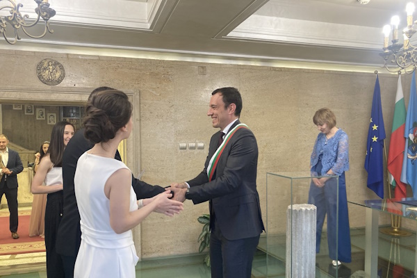 Кметът Васил Терзиев изпълни церемония по бракосъчетание на младоженци в тържествената зала на общината