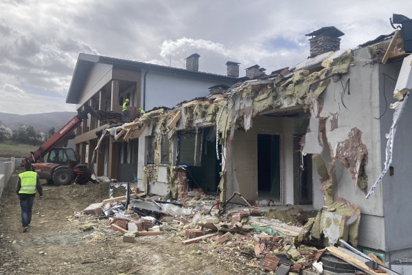 Столичната община продължава премахването на незаконните постройки на територията на Държавното ловно стопанство 