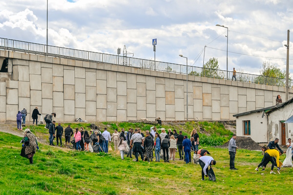 По инициатива на Столичната община и Столичния инспекторат: Жители на кв. “Филиповци“ събраха над 400 чувала битови отпадъци при почистването на нерегламентирани сметища в района
