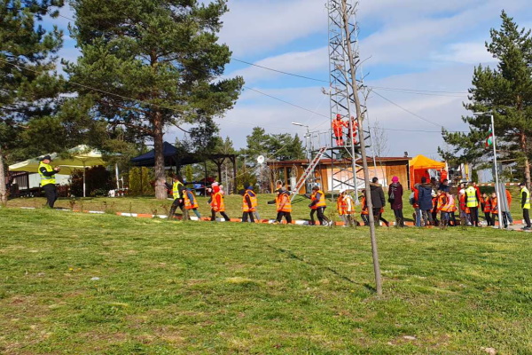 Ученици и полицаи тренираха заедно на полигона на Столична община