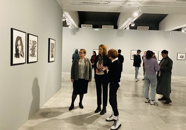 Кметът Фандъкова посети изложба на фестивала „ФотоФабрика“