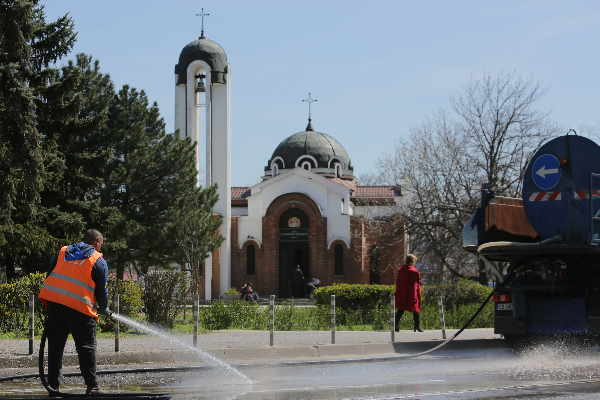 В навечерието на Великден Столична община организира миене на пространствата около храмовете в града