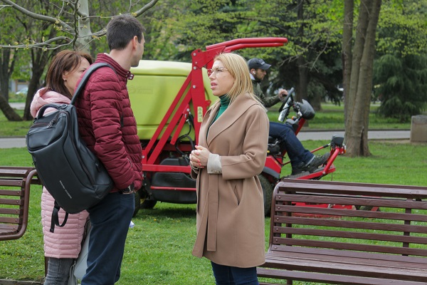 Зам.-кметът по екология на София Десислава Билева провери косенето в парк „Заимов“