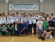 Стотици деца зарадвани на Коледния празник на колективните спортове с подаръци от 