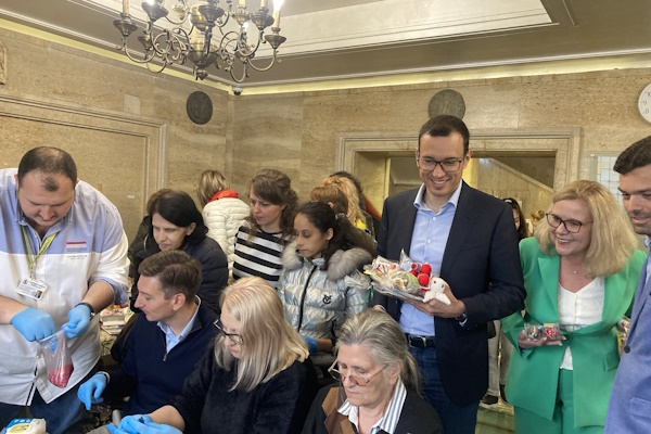 В присъствието на кмета на София Васил Терзиев бе открит благотворителния Великденски базар на Столичната община