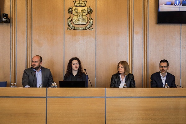 Ученик от Частното езиково училище „Дорис Тенеди“ седна на стола на столичния кмет