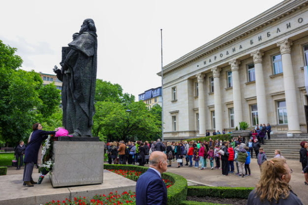 Заместник-кметът на София Яна Генова поднесе цветя пред паметника на Светите братя Кирил и Методий
