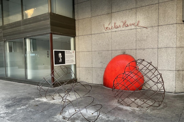 На площад „Вацлав Хавел“ ще бъде поставена скулптурата „Сърцето пътува“