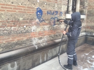 Екип на Столичен инспекторат започна почистването на фасадата на църквата „Св. Седмочисленици“