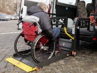 Нови микробуси осигуряват транспорт за трудноподвижни хора