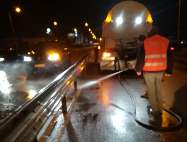 Извършва се миене и почистването на пътните платна на улици и булеварди