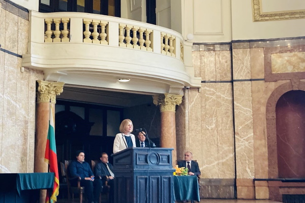 Кметът Фандъкова поздрави проф. Кирил Топалов с годишнината и представянето на новата му книга „Живот по неизбежност“