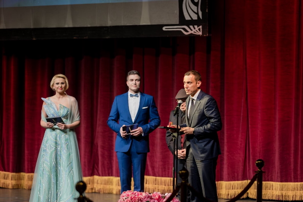 Кметът Васил Терзиев връчи наградата „Златното перо“ на композитора Стефан Диомов