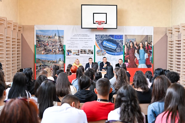 Ученици от четири училища задаваха въпроси на кмета на София Васил Терзиев