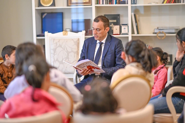 Кметът на София Васил Терзиев чете разкази на деца от центровете за настаняване от семеен тип
