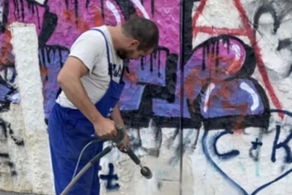 Васил Терзиев: Започнахме почистването на драсканици от едно от емблематичните за София места - НДК