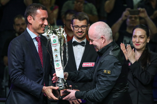 Васил Терзиев връчи наградите във втория демонстративен снукър мач в София и поздрави Джон Хигинс и Рони О'Съливан