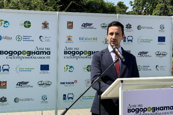 Зам.-кметът Илиян Павлов: София е първият град на Балканите, който тества водороден автобус и има мобилна зарядна станция