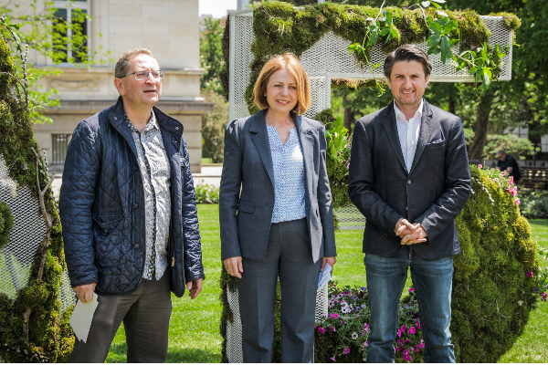 Зелена инсталация от цветя „А, Б, В“ украсява пространството при паметника на Светите братя Кирил и Методий пред Националната библиотека