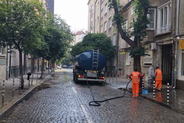 Започва миенето на карета от улици в пет столични района