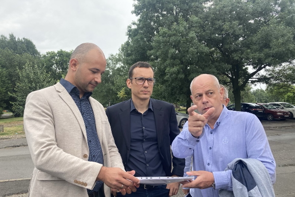 Кметът Терзиев провери изграждането на детска градина, паркинг и линеен парк в район Искър