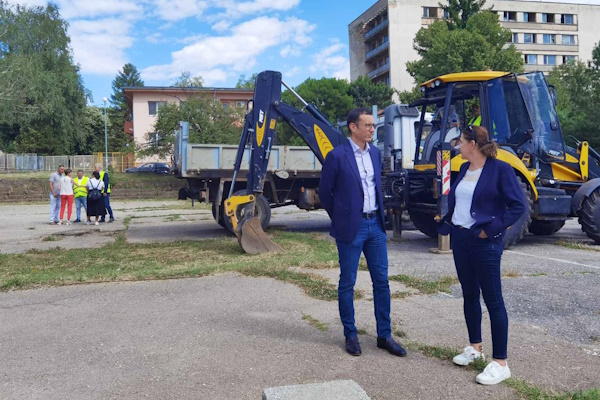 Кметът на София Васил Терзиев присъства на „първа копка“ на спортни площадки в двора на 156 ОУ „Васил Левски“ в район „Кремиковци“