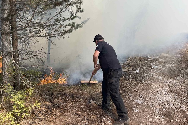 Екип на „Аварийна помощ и превенция“ участва при гасенето на пожара в района на с. Петрово