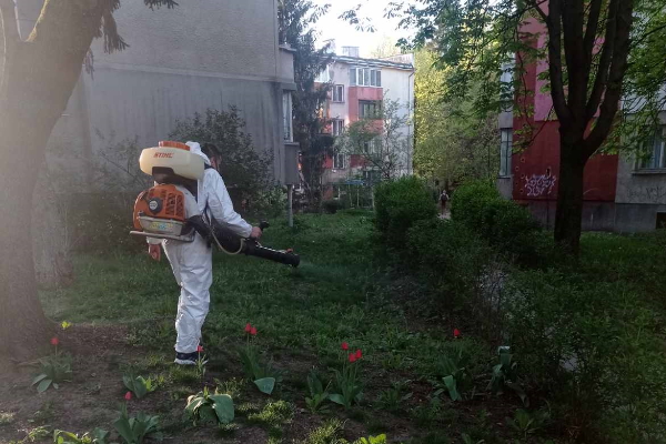 В края на лятото и началото на есента продължават обработките срещу насекоми