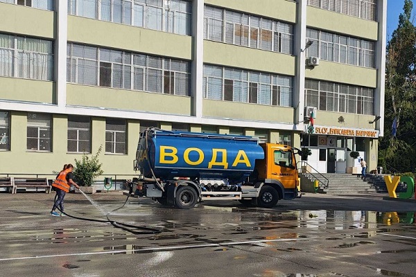 Столичната община започна миене на дворовете на училищата 