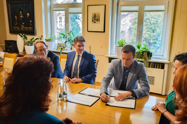 Кметът Васил Терзиев подписа договора за климатична неутралност на град София