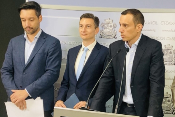 Блокирани сметки и 20 млн. лв. задължения на „Столичния автотранспорт“ създава риск за  градския транспорт, съобщи кметът Васил Терзиев