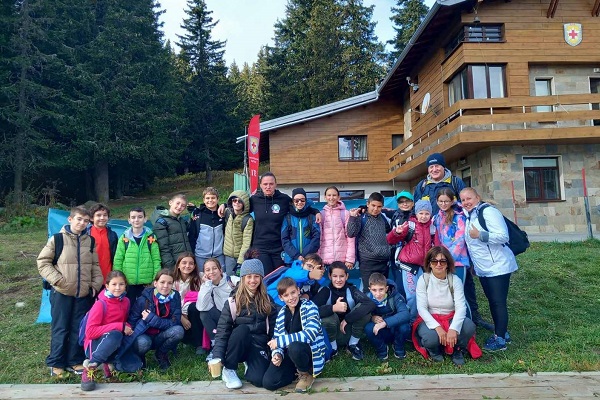 600 ученици изкачиха Черни връх в мащабен ученически поход в София