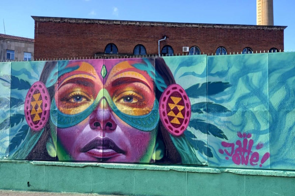 Кметът Васил Терзиев се включи заедно с над 60 графити артисти в преобразяването на оградата на ИСУЛ