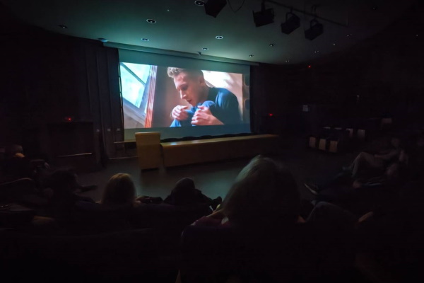 Премиерата на филма „Зависим“ поставя началото на кампанията на Столичната община за борба с наркотиците и защита на нашите деца