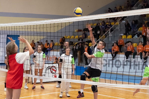 За четвърта поредна година Столична община, дирекция „Спорт и младежки дейности“, подкрепя провеждането на НАЦИОНАЛНАТА УЧЕНИЧЕСКА ВЕРИГА  по детски волейбол „МАЛКИ ВЕЛИКАНИ 2024