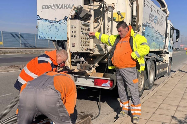 Продължава почистването на дъждоприемните шахти по пътните платна