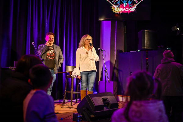 „Машина на времето“: Коледно пътешествие из българската музика за децата от социалните услуги в София