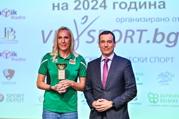 Кметът Васил Терзиев връчи наградата за най-добър треньор на годината на Антонина Зетова 