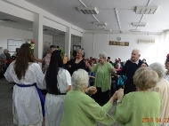 Самодейна група “Искра“ към Дома представи литературна програма „За пролетта и пролетните празници“