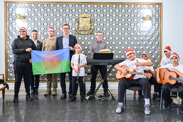 Ученици от 106. ОУ гостуваха на кмета за ромската Нова година