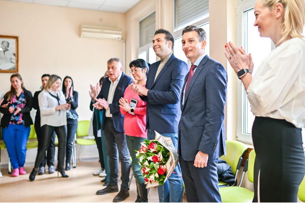 Зам.-кметът Иван Василев поздрави работещите в общинската АГ болница „Св. София“ за професионалния празник и провери обновяването на Родилното отделение
