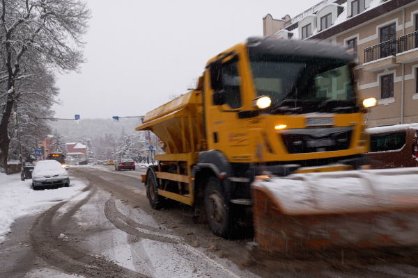 Снегопочистващата техника в София продължава своята работа