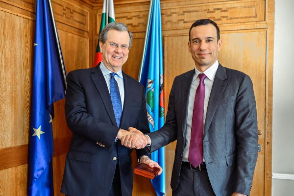 Кметът Васил Терзиев връчи плакет с герба на София на Дейвид Харис