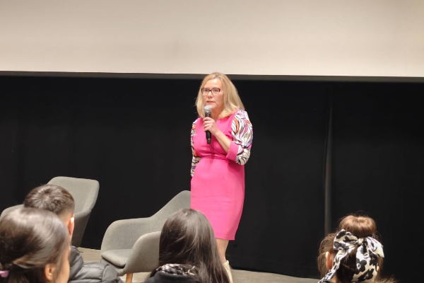 „Не губи себе си!“ – над 400 ученици гледаха филма „Зависим“ в кампанията на Столична община срещу наркотиците