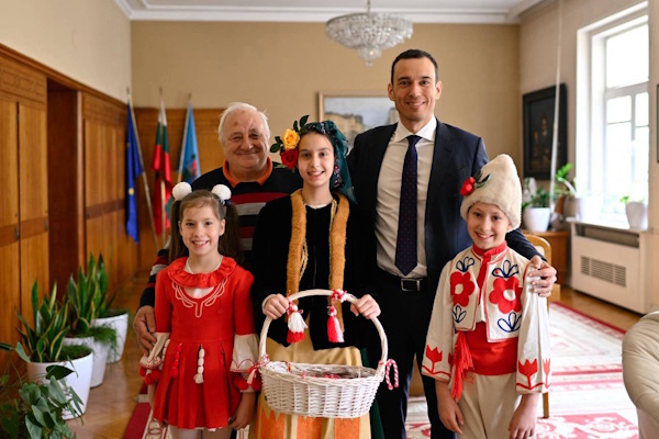 Столичната община подари 1 500 мартеници с кауза