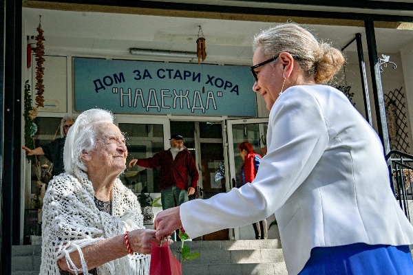 397 жени в общинските домовете за възрастни хора получиха подарък за празника
